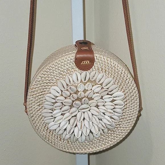 HANDWOVEN RATTAN/RAFFIA & COWRIE SHELL CIRCLE CROSSBODY/SHOULDER BAG - Picture 4 of 10